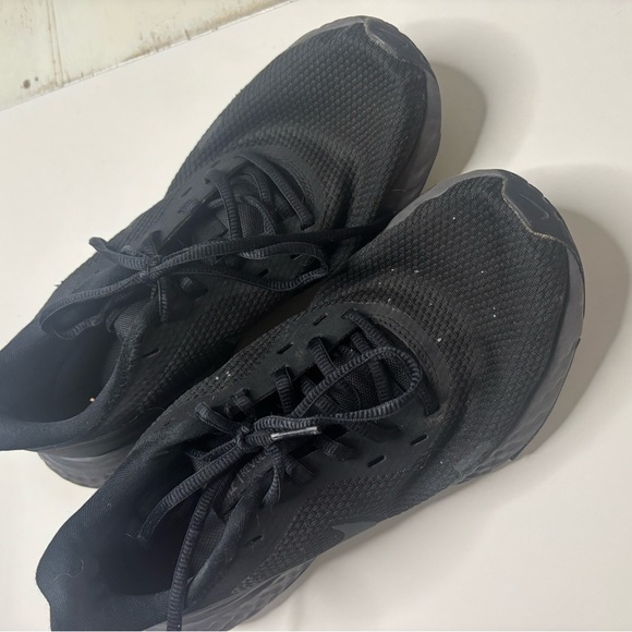Nike Shoes Womens 8.5 Revolution 5 Athletic Running Low Sneakers Black Fabric - Picture 1 of 8